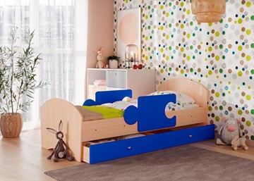 Кровать детская с бортиками и ящиком Мозайка, корпус Млечный дуб/фасад Синий (щиты) в Орле