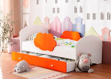 Детская кровать с бортиками Тучка с ящиком, корпус Белый, фасад Оранжевый в Орле