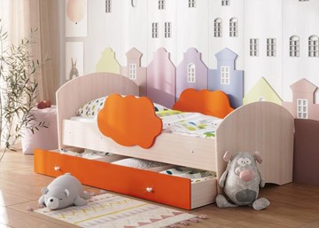 Детская кровать с бортиками Тучка с ящиком, корпус Дуб млечный, фасад Оранжевый в Орле